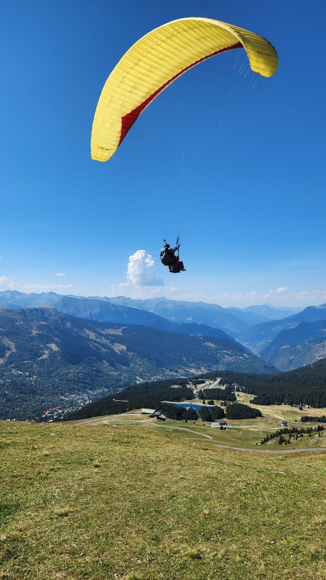 Parapente jaune sur la vallée