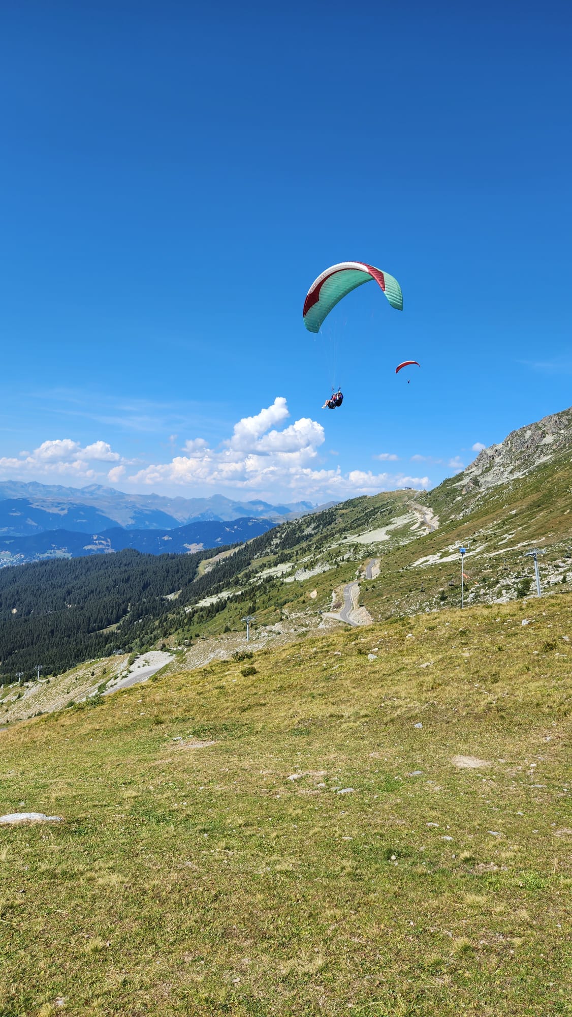 Parapente vert en altitude
