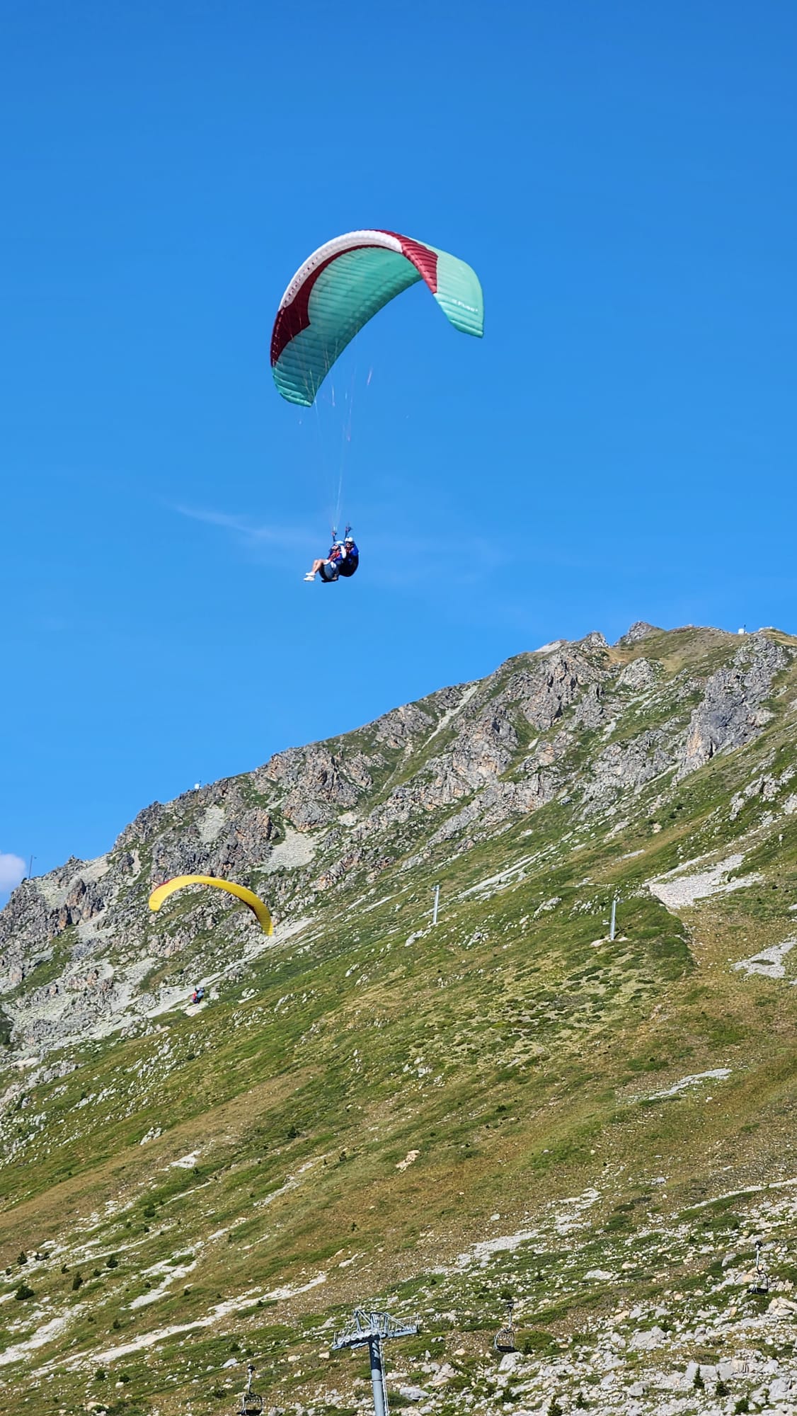 Parapente vert et rouge
