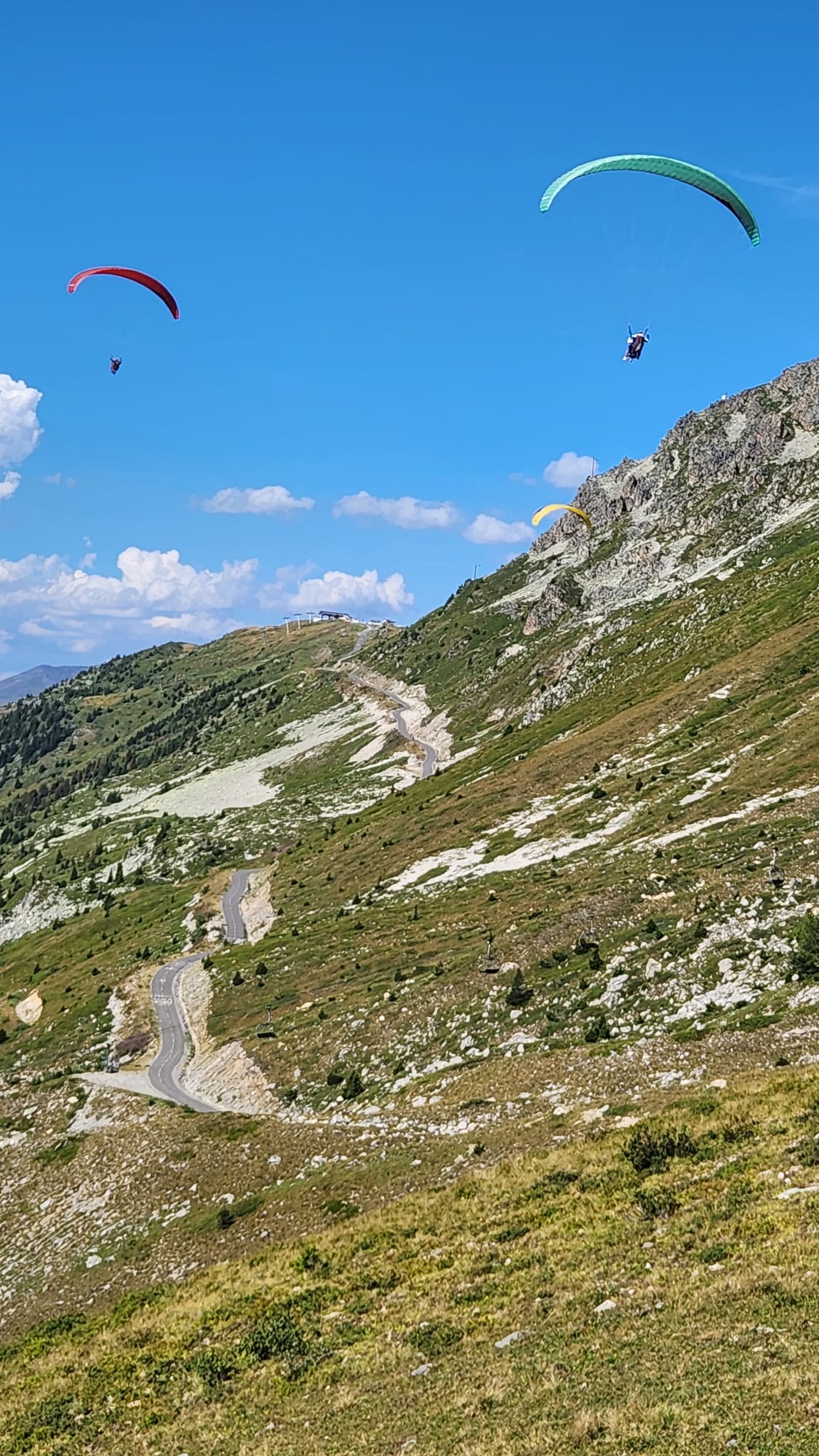 Parapente en vol au-dessus de Méribel