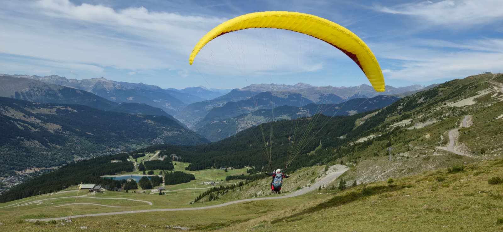 Parapente en altitude au-dessus des reliefs
