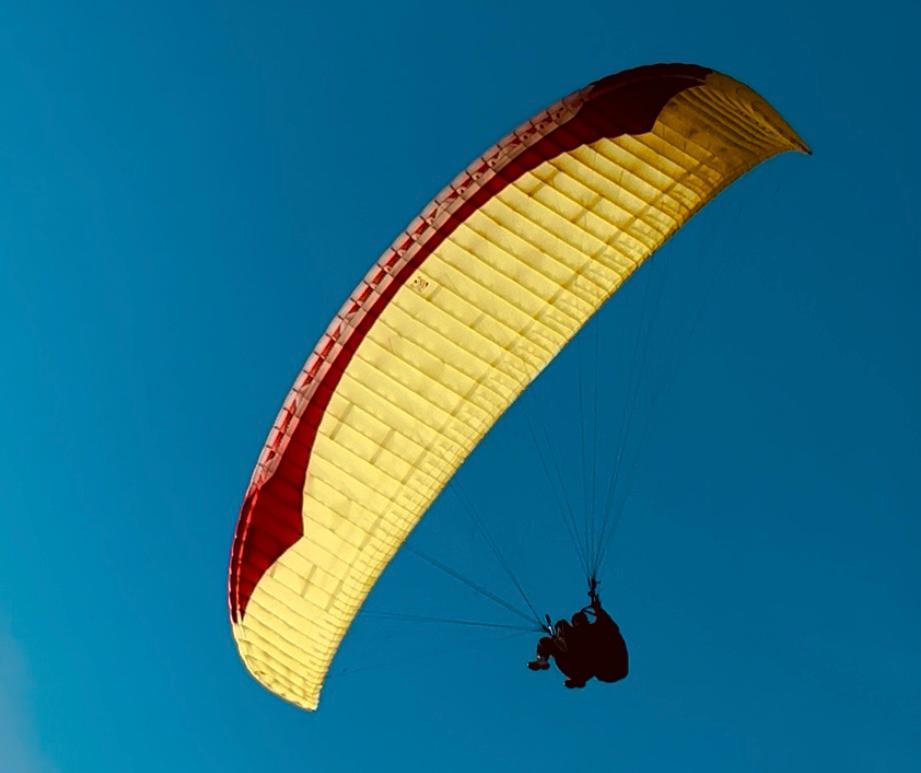Aile de parapente dans le ciel bleu