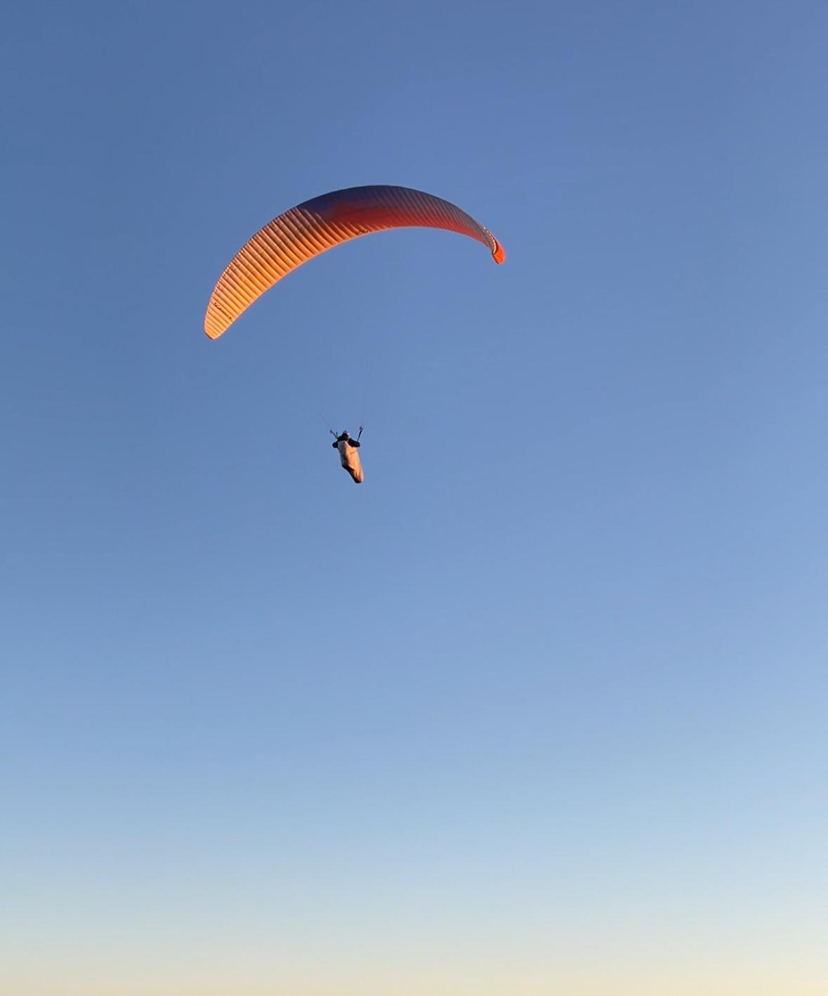 Parapente au coucher du soleil