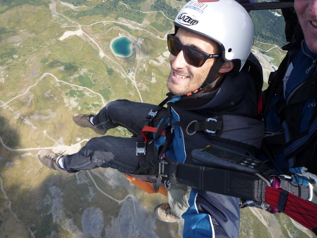 Vue hivernale en parapente au-dessus de Méribel