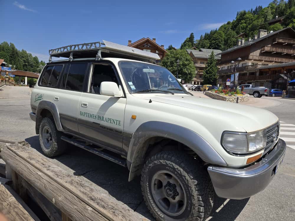 Véhicule de l'équipe au lieu de rendez-vous à Méribel